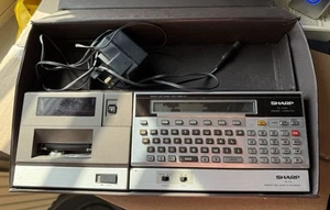 Computer tascabile vintage Sharp PC-1500 + stampante CE-150 solo parti di ricambio - Foto 1 di 7