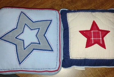 Juego de 2 almohadas Pottery Barn Kids retazos acolchados rojo azul estrella Foto 1 de 4