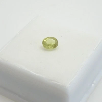 Russian Demantoid Garnet Oval 0.86ct - 6x5mm Color Change - Lt. Green to Yellow - Image 1 of 4