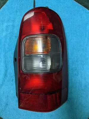Luz de freno trasera de pasajero derecha Chevrolet Venture Silhouette 1997-2005 Foto 1 de 2