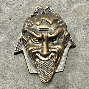 Cara de Diablo con Lengua Hierro Fundido Color Bronce Montaje en Pared Soporte de Fósforo - Imagen 1 de 4