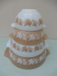 4 Vintage Pyrex Cinderella Bowls 2 Tan & 2 White Sandalwood Pattern 1960's Rare - Picture 1 of 11
