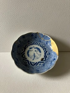 Plato Pequeño Kintsugi Imari Azul y Blanco Patrón Mijin Karakusa Tradicional - Imagen 1 de 8