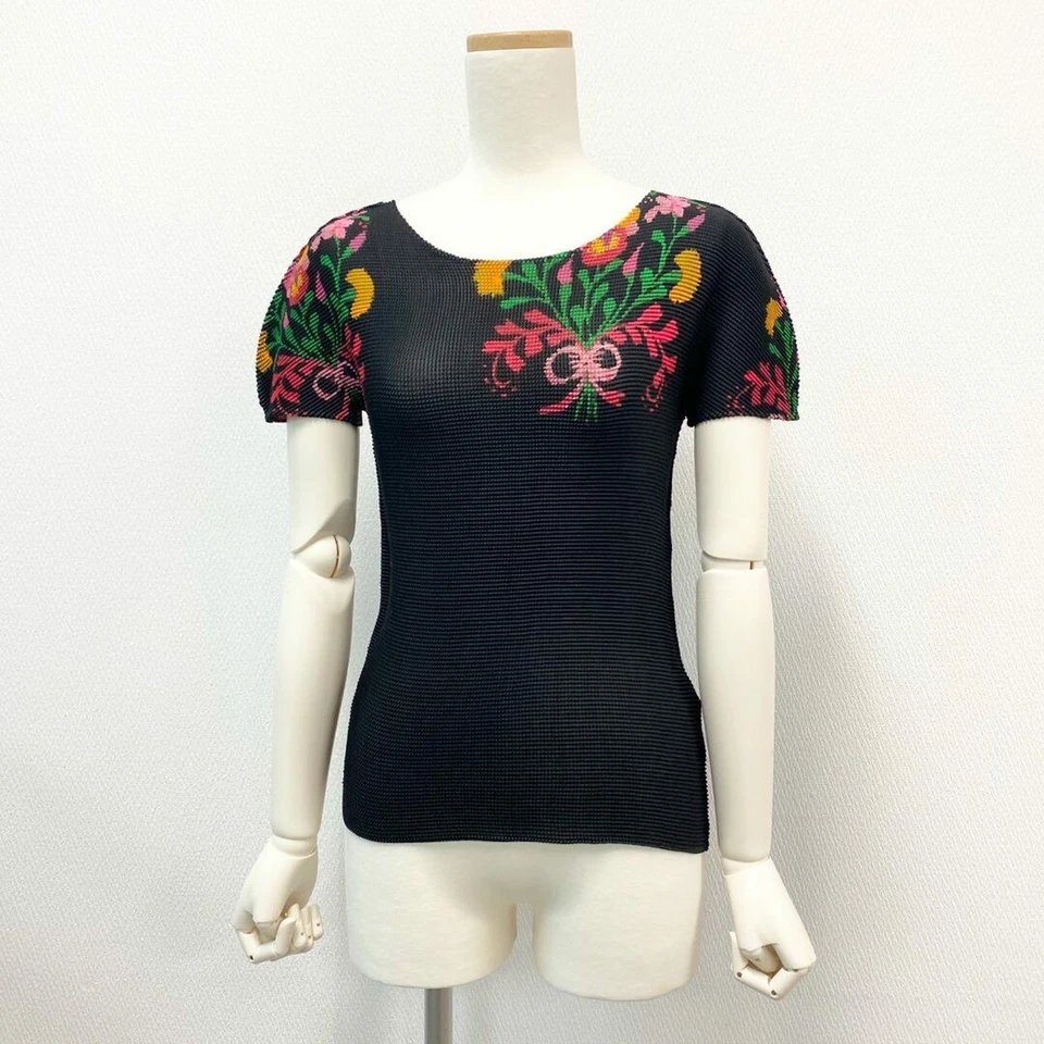 18j17 ISSEY MIYAKE Me Waffle Pleated Cut Saw Short Sleeve Floral Used AYAN-0 - Image 1 of 4