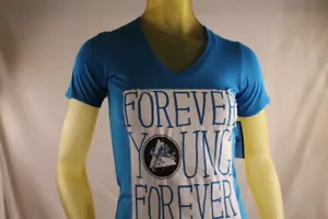 YOUNG & RECKLESS MUJER TEAL GRAPHIC V-NECK CAMISETA "FOREVER YOUNG" talla XS - Imagen 1 de 3
