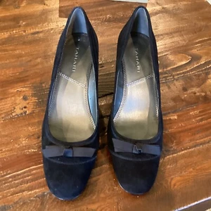 TAHARI Venus Pointed Toe Leather Pump Kitten Heels in Black Suede WOMEN'S 8M - Picture 1 of 11