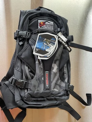 RARO - Pacote de hidratação Red Bull Dakine Nomad. Novo em folha/nunca usado. - Imagem 1 de 4