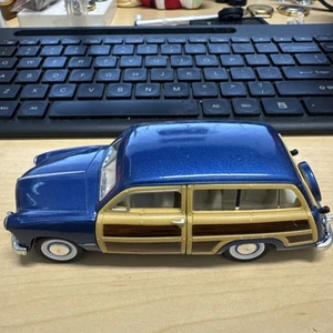 Ford Woody Wagon 1949 azul Kinsmart con tabla de surf modelo fundido a presión escala 1/40 - Imagen 1 de 5