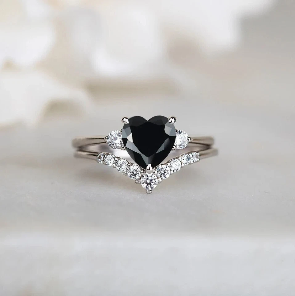 Anillo conjunto nupcial de diamantes negros simulados con corte de corazón de 2 quilates enchapado en oro blanco de 14 quilates Foto 1 de 4