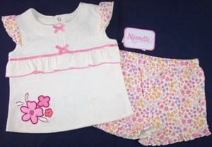 Nannette bambina 2 pezzi nuova con etichetta Completo set pantaloncini rosa floreale, 12M o 18M - Foto 1 di 3