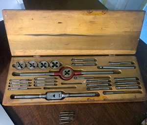 JUEGO DE GRIFOS Y TROQUELES GREENFIELD VINTAGE AÑOS 40 O.K. Caja de manija de herramientas antigua - Imagen 1 de 24