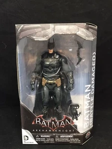 BATMAN 7" BATTAGLIA DANNEGGIATA ARKHAM KNIGHT esclusiva DC COLLECTIBLES serie 1 FIGURA - Foto 1 di 5