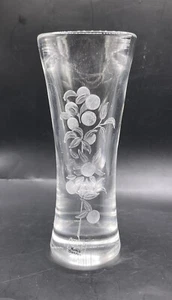 "Florero de cristal transparente floral grabado Kosta Boda firmado 6""" - Imagen 1 de 4