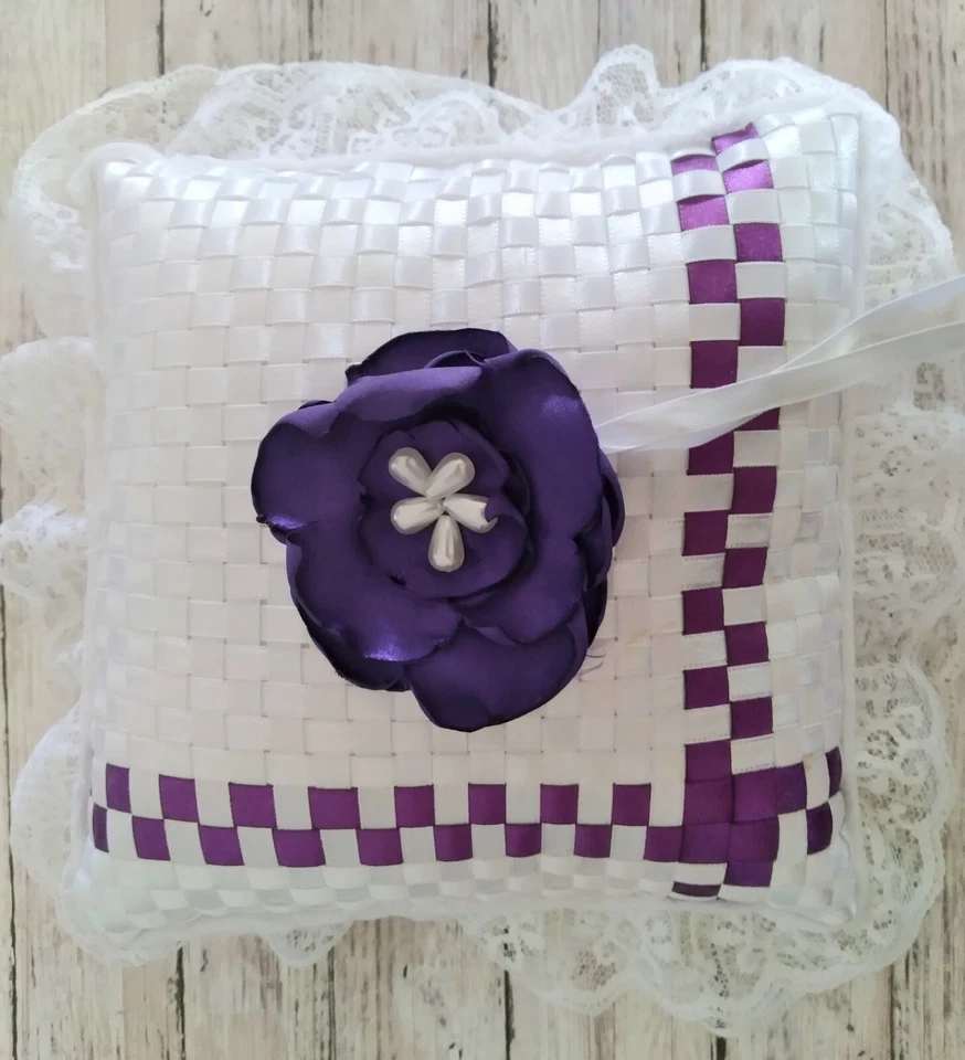 Almohada portadora anillo cinta satinada morada y blanca Foto 1 de 3