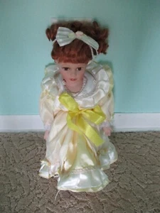 Vintage Porcelain Doll in Yellow Dress, 18", Auburn Hair - Bild 1 von 1