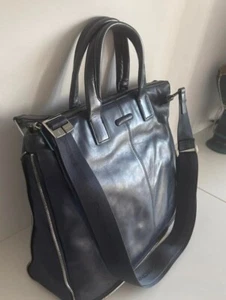 Intramontabile leggera borsa tracolla espandibile in pelle blu Piquadro - Foto 1 di 24
