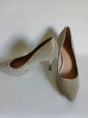 Zapatos de salón para mujer INC plateados con estrás estilo clásico punta en punta talla 8,5 M Foto 1 de 4