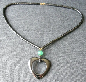 Vintage Herz Hänger echter Hämatit Stein grün Glasperlen Halsband Halskette - Bild 1 von 11