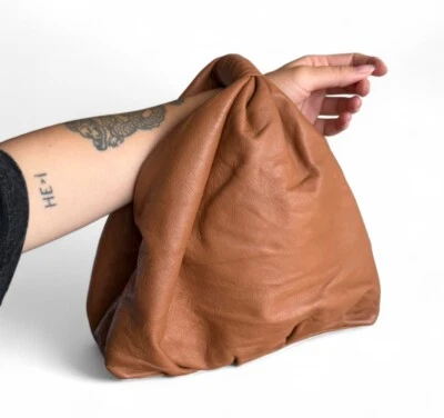 Bolso sin asas CLEOBELLA Nia cuero de oveja marrón suave detalle acanalado asa texturizada Foto 1 de 4