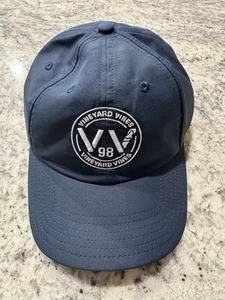 Gorra Vineyard Vines VV Logo Rendimiento Ajuste Relajado Correa OSFM NUEVA NUEVA CON ETIQUETAS  - Imagen 1 de 3