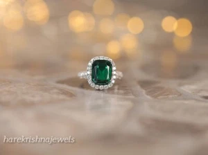 Anillo de compromiso con halo de boda de esmeralda real corte cojín de 3 quilates acabado en oro blanco de 14 quilates - Imagen 1 de 5