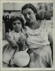 1952 Press Photo US contralto Mary Phillips & daughter in Siena Italy