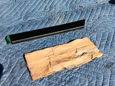 NOS 1979-1982 FORD MUSTANG QUARTO PAINEL MOLDURA FRONTAL MÃO ESQUERDA PRETO - Imagem 1 de 3