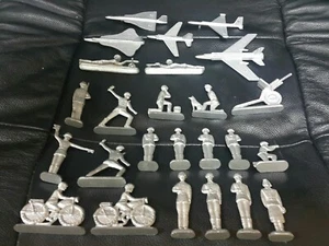 VINTAGE RUSSIAN SOLDIERS LOT SET ACTION FIGURES MILITARY EQUIPMENT II WORLD WAR - Picture 1 of 12