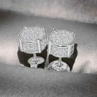 Aretes con racimo de diamantes enchapados en oro blanco de 14 quilates de corte redondo de 1,50 quilates creados en laboratorio Foto 1 de 4