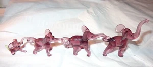 JUEGO DE 4 FIGURAS DE ELEFANTE VINTAGE MINIATURA DE VIDRIO PÚRPURA QUE UNEN LAS COLAS DE TRONCOS - Imagen 1 de 5