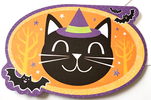 Halloween Karte glitzernd schwarz Katze im Hexenhut schwarz Fledermäuse Bäume Sterne