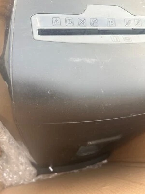 Staples 20 cut shredder black  - Image 1 of 2