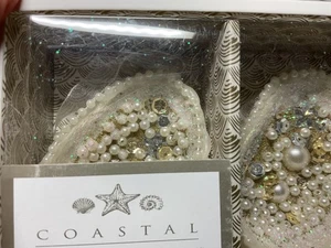 COASTAL COLLECTION Weihnachten verzierte Ornamente (3) Austern Perlen Neu im Karton - Bild 1 von 6