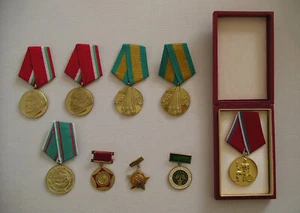 LOT OF 9 ORIGINAL BULGARIAN COMMUNIST MEDALS AND BADGES - Picture 1 of 6