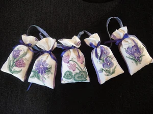 Deko-Säckchen Stoff bestickt lila/rosa (5er-Set) - Wanddeko/Türdeko Landhausstil - Bild 1 von 5