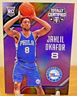 Tarjeta de novato Jahlil Okafor 2015-16 totalmente certificada espejo púrpura 32/50, 76ERS Foto 1 de 2