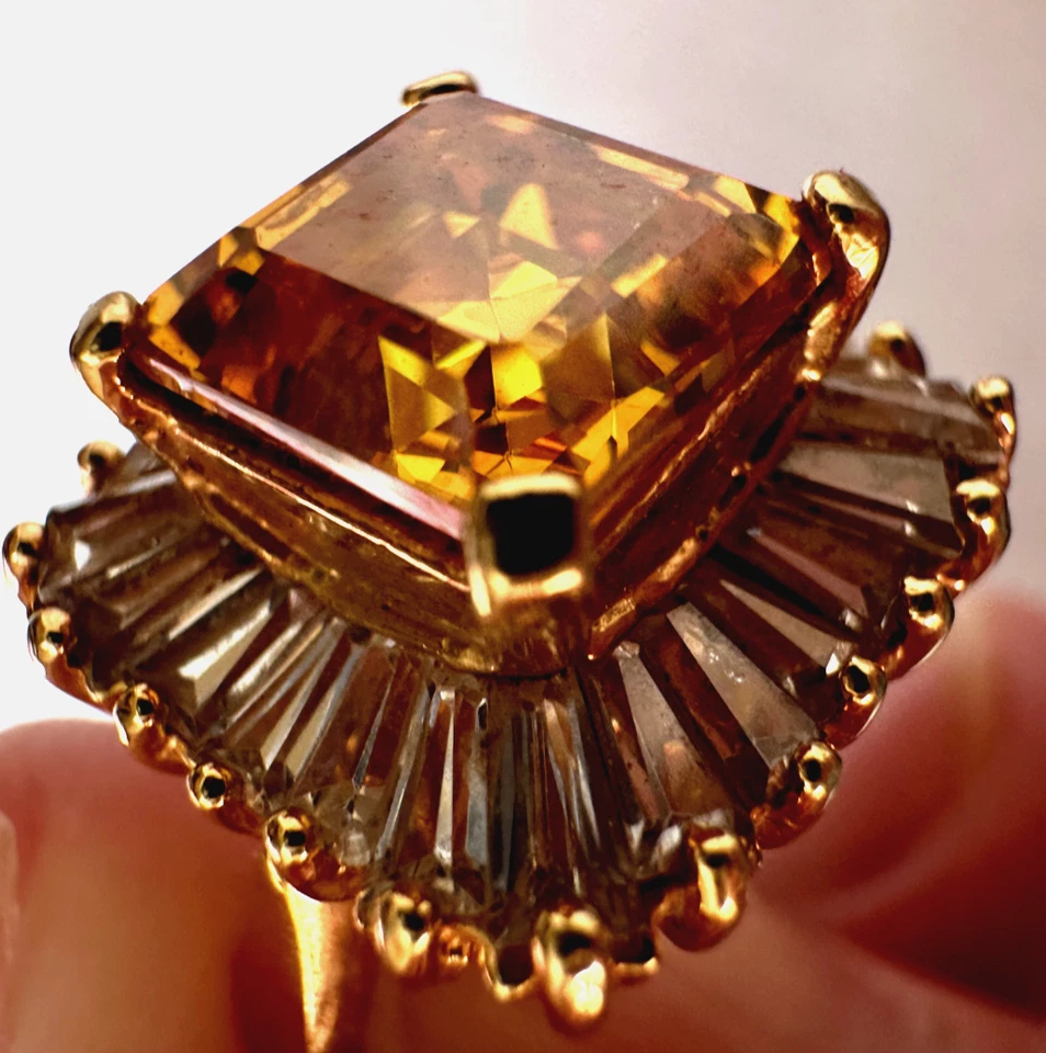 Anillo de cóctel 18 kgp piedra preciosa color citrino desconocido, piedras blancas/claras Foto 1 de 4