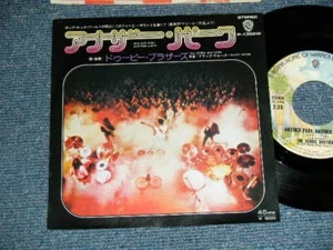 DOOBIE BROTHERS Japan 1974 P-1302W NM 7"45 ANOTHER PARK, ANOTHER SUNDAY - Picture 1 of 6