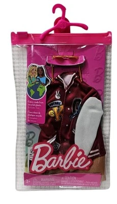 Conjunto de ropa y accesorios de moda Barbie para muñeca Ken con chaqueta universitaria pantalones cortos Foto 1 de 2