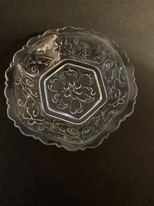 Vintage Clear Trinket Bowl Candy Dish Flowers Daisy Approx 6”x 2” - Picture 1 of 3