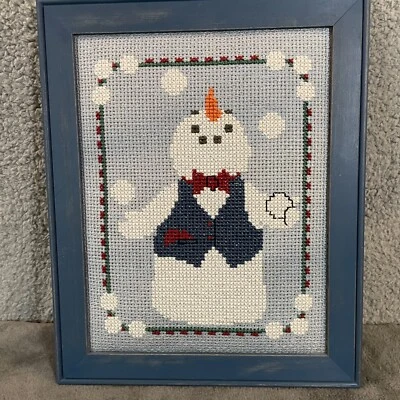 Punto de Cruz Enmarcado Navidad Muñeco de Nieve Zanahoria Nariz Chaleco Pajarita Fondo Azul - Imagen 1 de 4