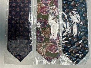 (3) Herren Seidenkrawatten - verschiedene Muster Blumen, Flaggen, geometrische Seidenkrawatten - Bild 1 von 16