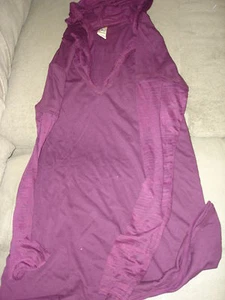 CAMISA CON CAPUCHA DE MUJER MAROON SOLID AND BURN OUT - Imagen 1 de 4