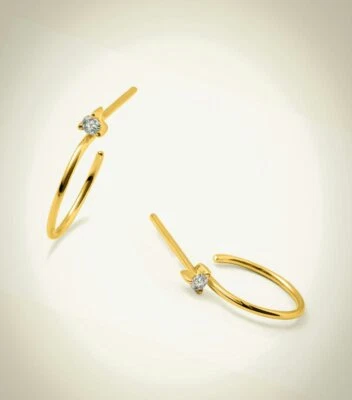 Pendientes tipo aro solitario de diamantes de oro amarillo macizo de 14K delicados pendientes espirales. Foto 1 de 4