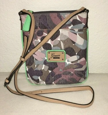 Bolso Bandolera Guess Est.1981 en Multicolor con Borde Verde y Correa Ajustable! Foto 1 de 3