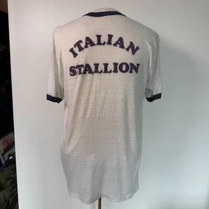 Camiseta De Colección Para Hombres L Italiano Semental Flocado Texto Timbre Stallone Papel Fino Distress - Imagen 1 de 8