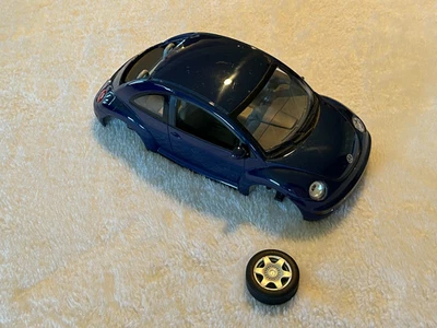 Gate Diecast 1999 Volkswagen VW Beetle 1/18 for Parts or Restore Salvage Vehicle - Image 1 of 4