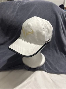 Gorra Rafael Nadal Nike Featherlight DriFit Rara Blanca Negra RAFA BULL Tenis Usada en Excelente Condición - Imagen 1 de 13