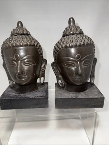 2 BUDDA-KÖPFE AUS METALL AUF HOLZSOCKELN BUCHSTÜTZEN BRONZE? - Bild 1 von 10