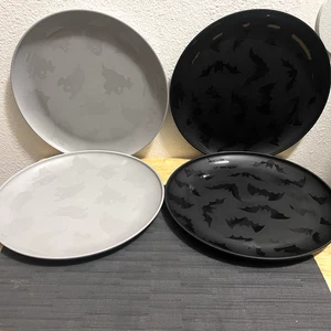 Halloween Dinner Plastic Plates (MAINSTAYS 10.5 in) Grey Ghosts, Blk Bats, 4 Set - Picture 1 of 5